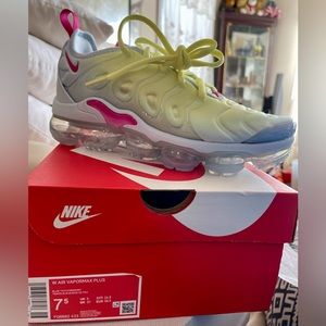 BrandNew Nike w/Air vapormax plus size US 7.5